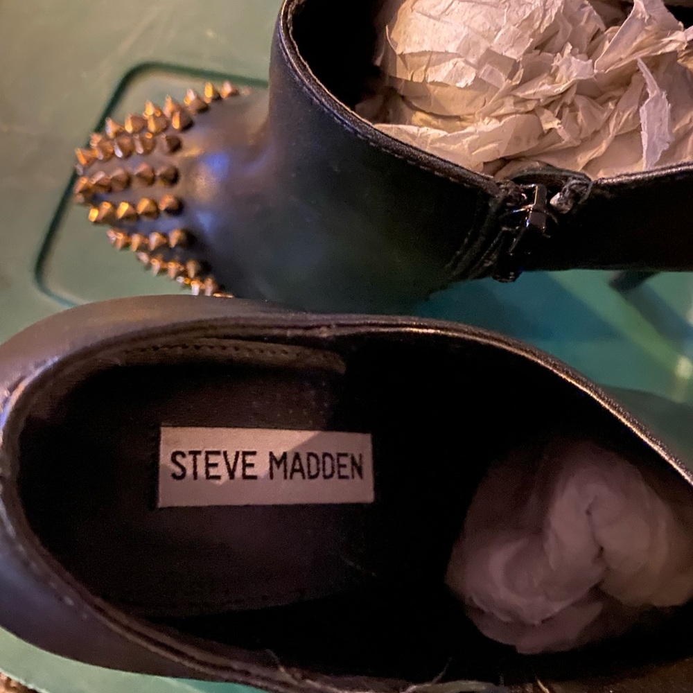 STEVE MADDEN BOOTIES W/SIDE ZIPPER